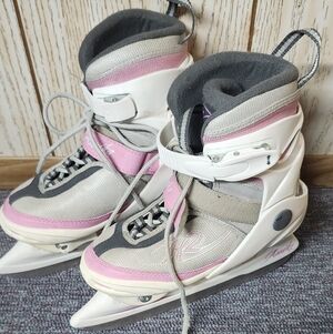 Adjustable Kids Ice Skates in Pink and Gray